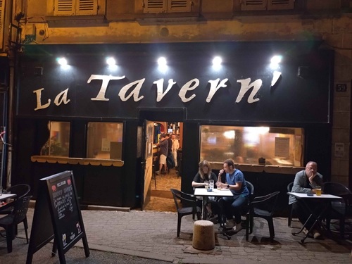 devanture de la tavern' la nuit