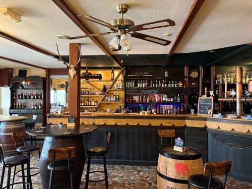 grande salle, comptoir et décorations