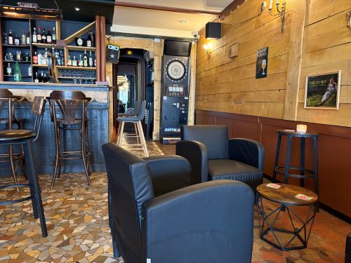 grande salle et jeu de fléchette